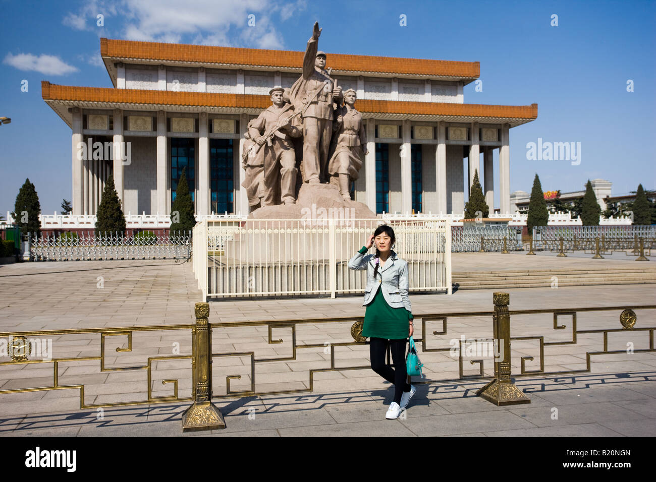 Elebrating touristiques statue par l'armée de l'armée de la marine et de travailleurs par mausolée de Mao place Tian an men, la Chine Banque D'Images