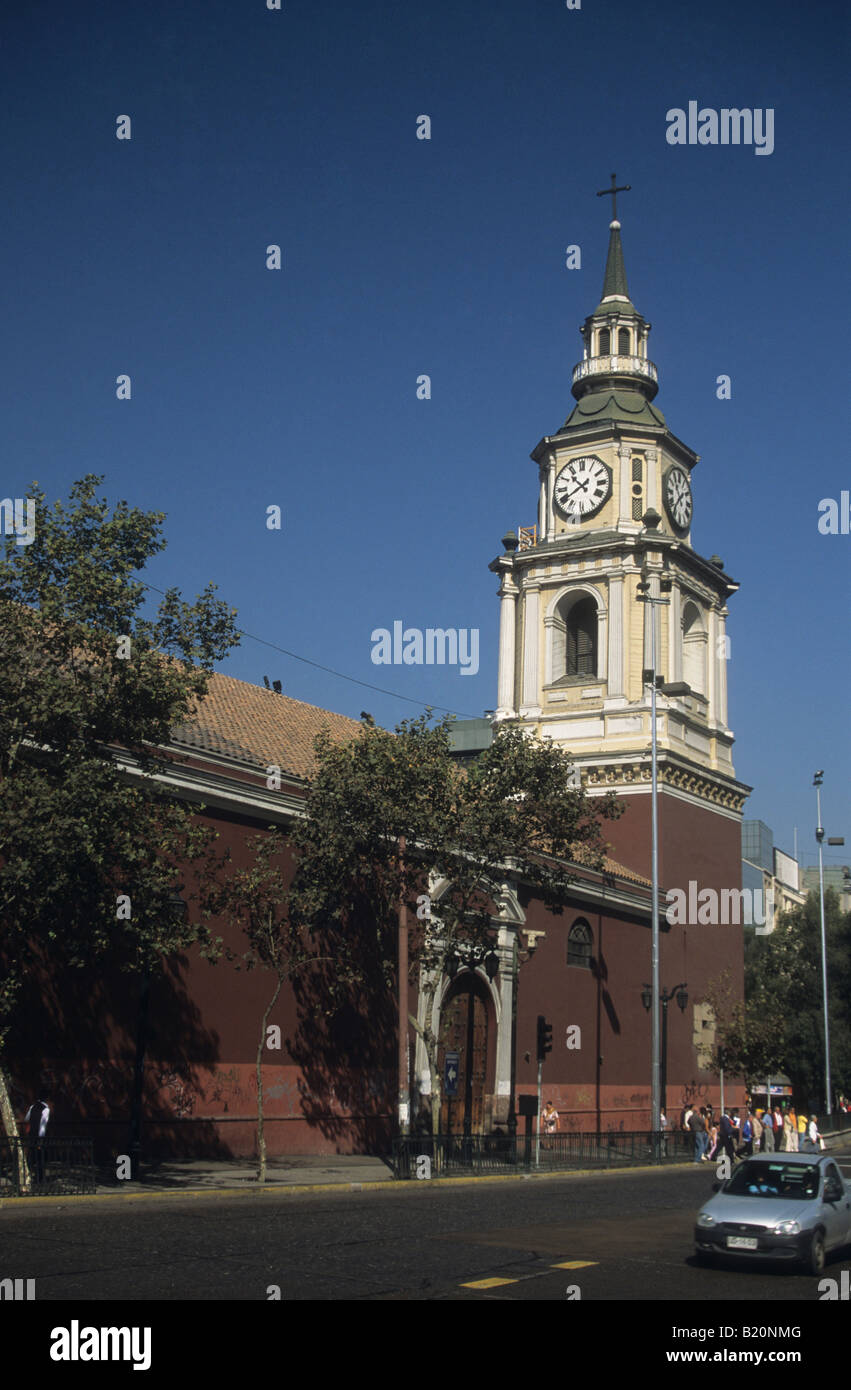 Tour de l'horloge victorienne de l'église de San Francisco sur Avenida Libertador General Bernardo O'Higgins, Santiago, Chili Banque D'Images