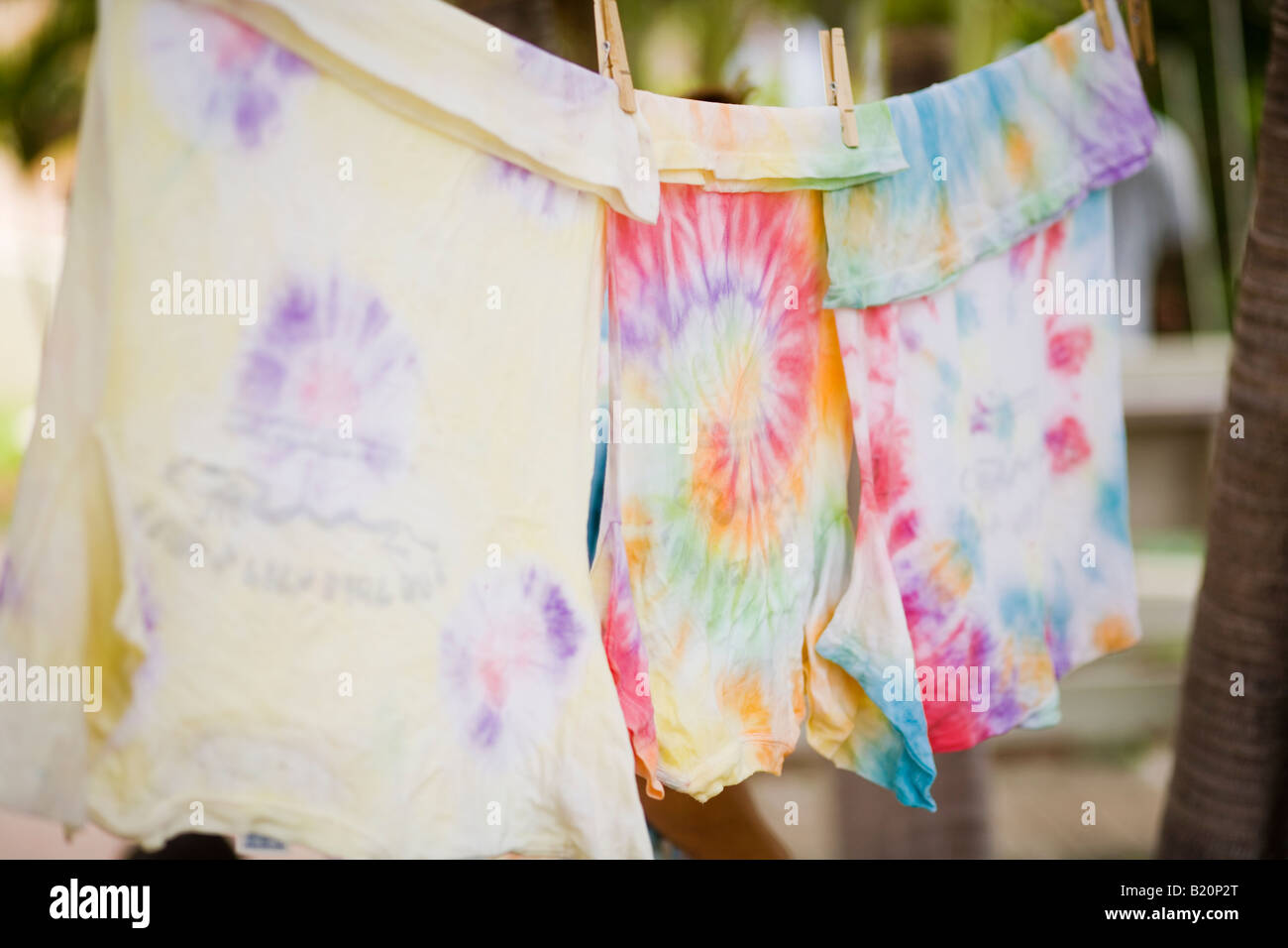 Tye dye t-shirts hanging on clothes line Banque D'Images