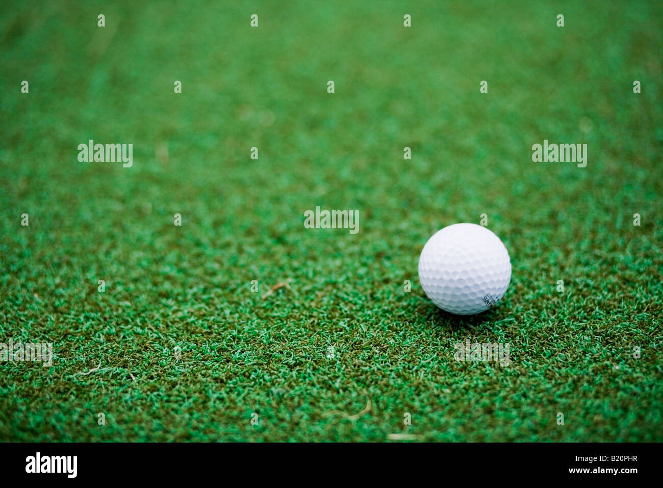 Balle de golf sur gazon astro Banque D'Images