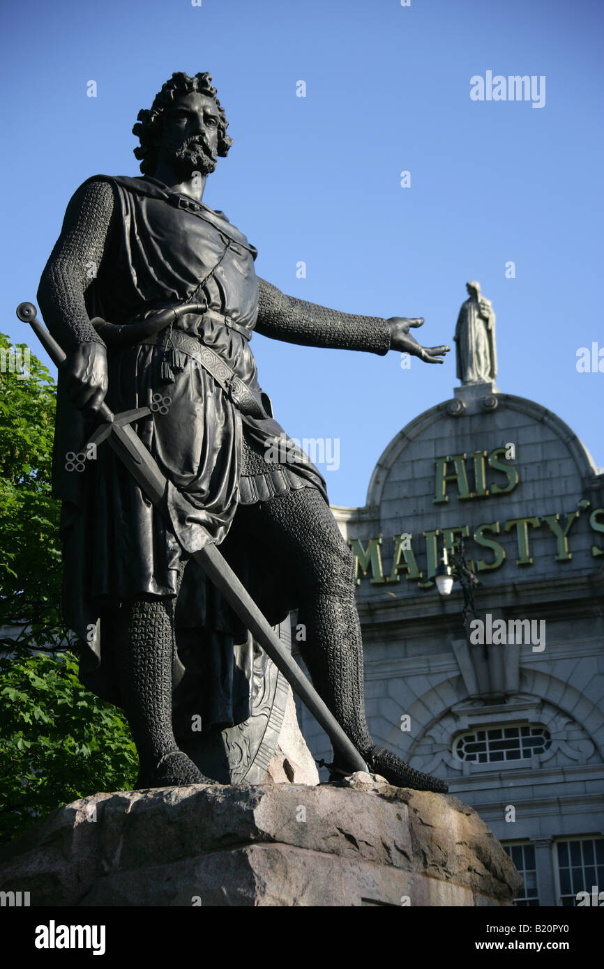 Ville d'Aberdeen, en Écosse. Le Monument William Wallace à l'Union européenne exposée avec le théâtre dans l'arrière-plan. Banque D'Images