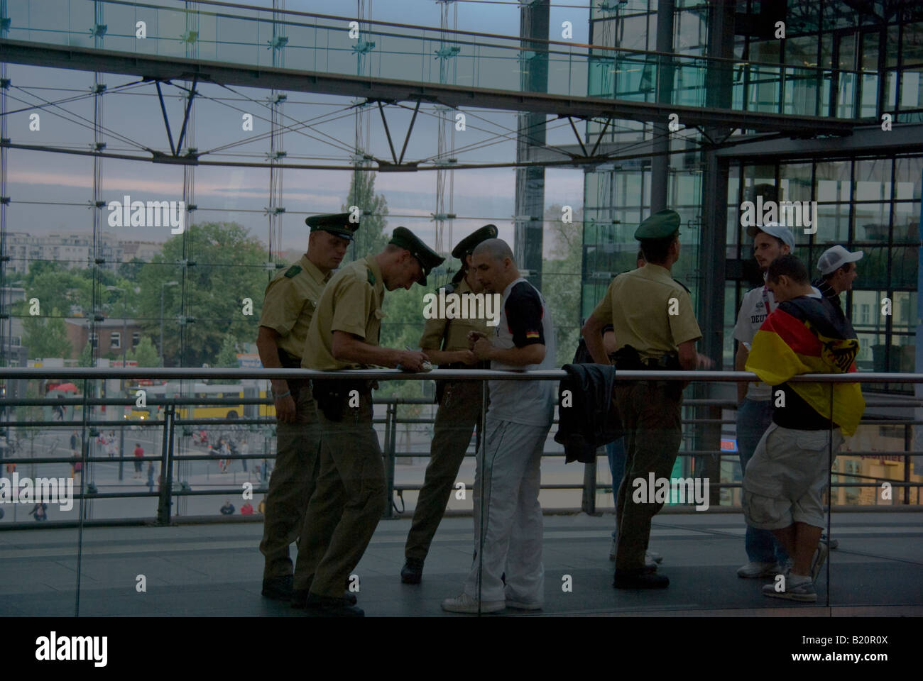 Les hooligans du football se voir infliger une amende par la police lors de l'Euro de football à la gare centrale de Berlin Banque D'Images