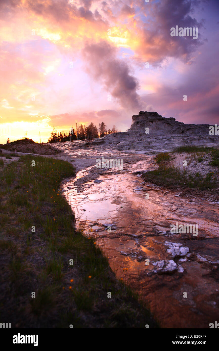 Coucher de soleil sur le château supérieur Geyser Geyser Basin Yellowstone National Park Banque D'Images