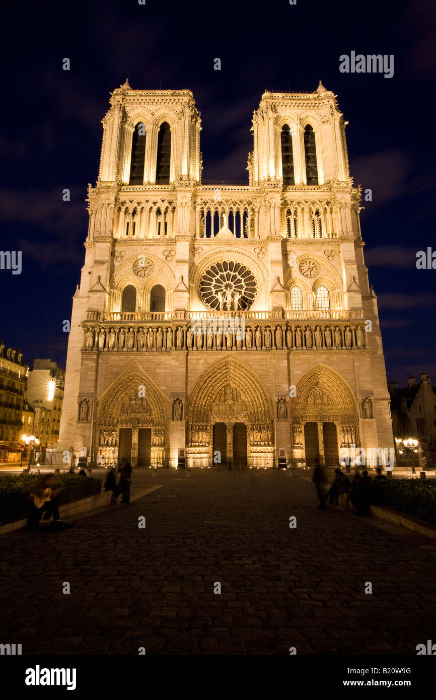 La Cathédrale Notre-Dame façade ouest entrée courts éclairés en lumière nuit soirée illuminations Paris France Europe UE Banque D'Images