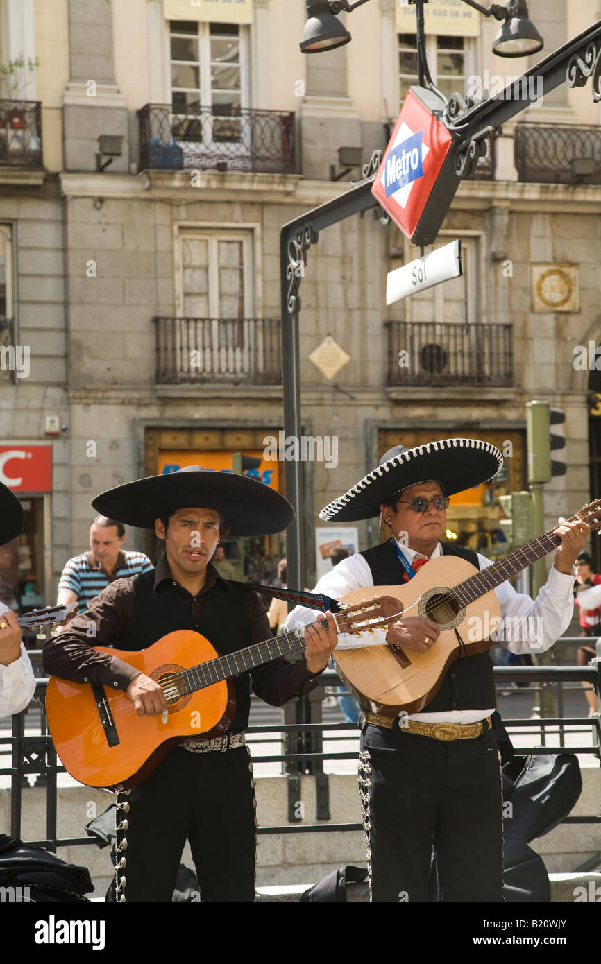 Espagne Madrid Membres de mariachis chanter et jouer de la guitare sur la Plaza del Sol signe métro musique et costumes traditionnels mexicains Banque D'Images