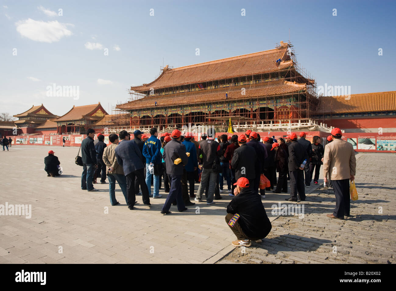Les touristes à la porte de l'harmonie suprême qui est l'objet de travaux de rénovation dans la Forbidden City Beijing Chine Banque D'Images