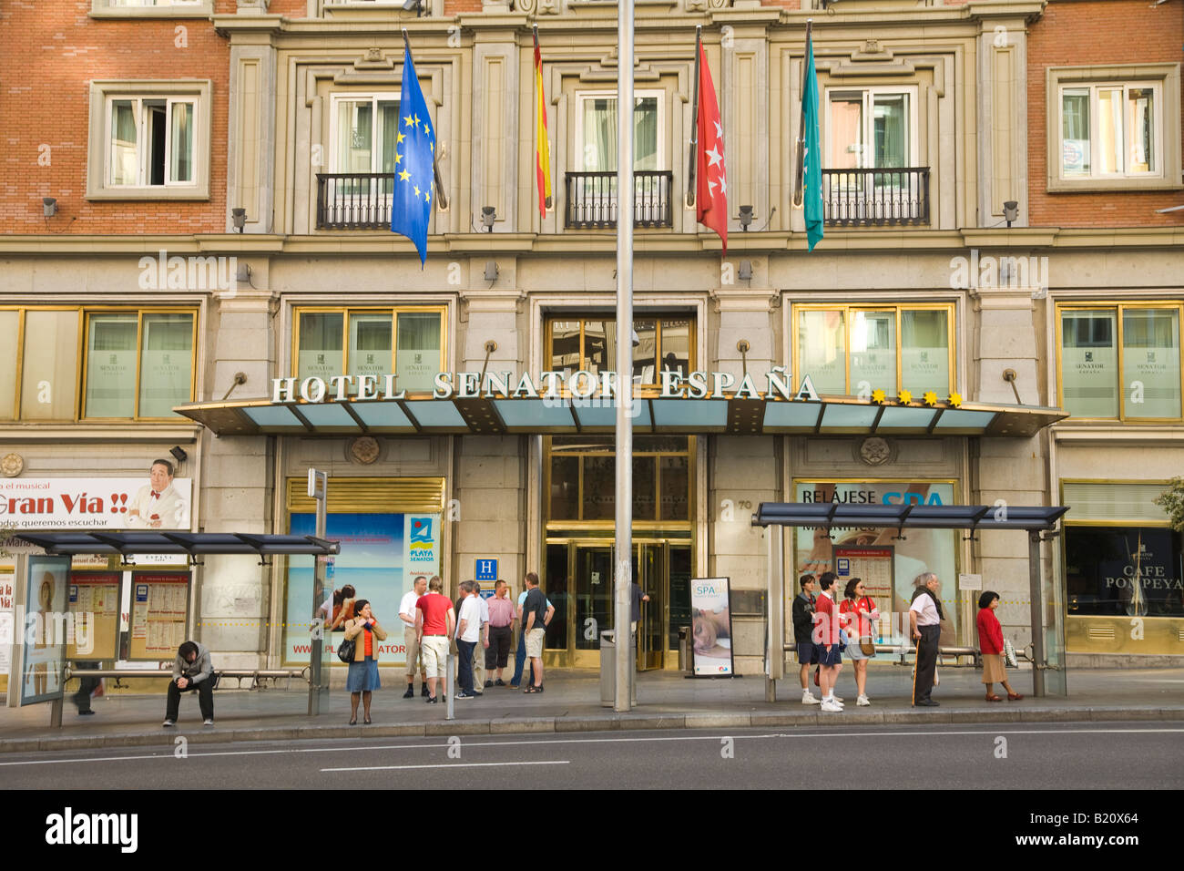 Espagne Madrid gens attendre à l'arrêt de bus devant l'hôtel Sénateur Espana sur la rue Gran Via Banque D'Images