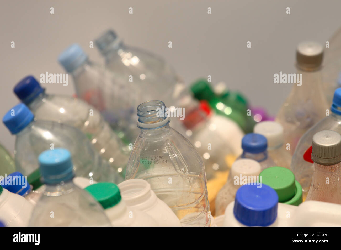 Pile pile de assortiment de bouteilles en plastique avec couvercles colorés au centre de collecte des déchets Banque D'Images