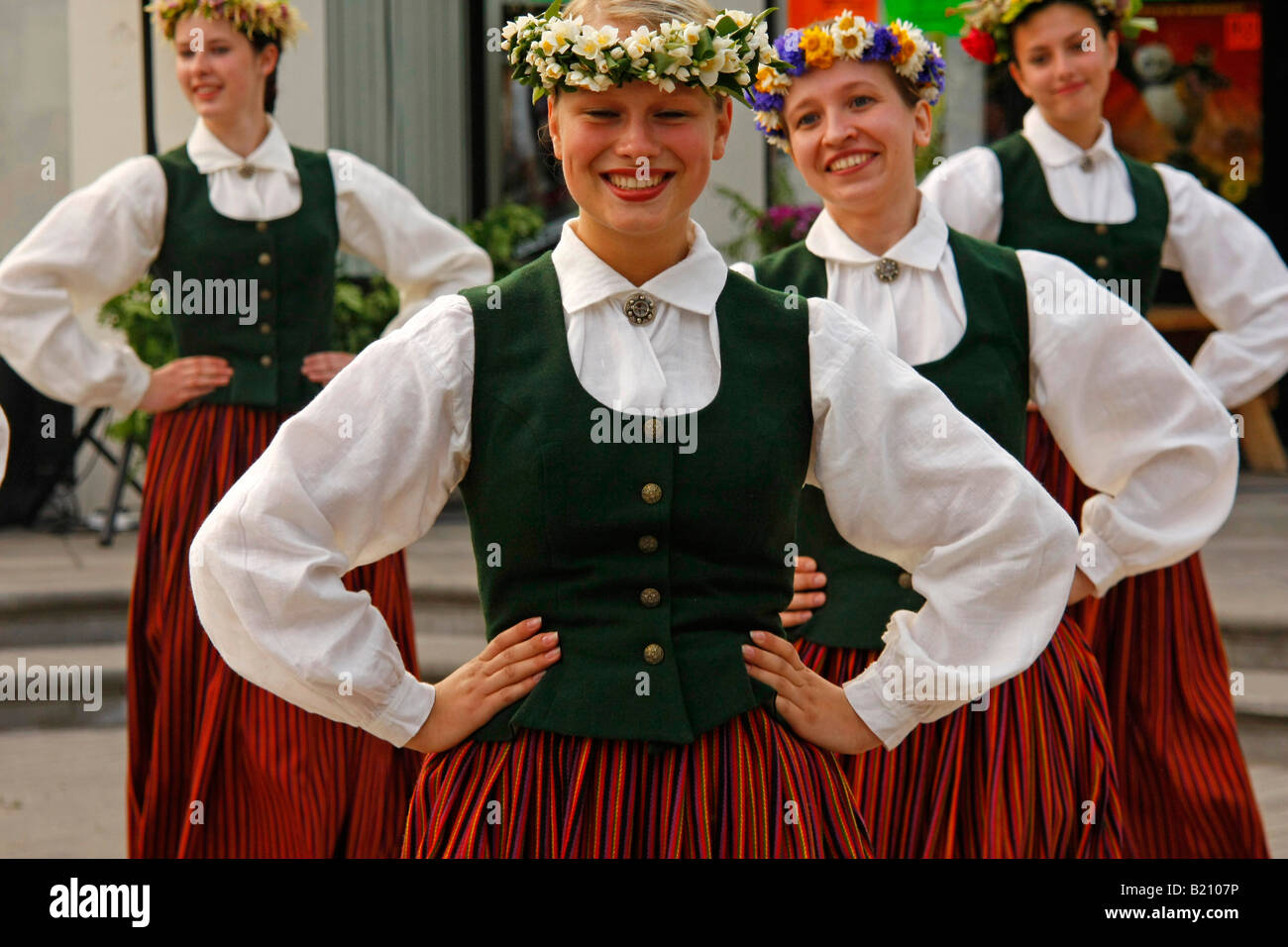Groupe folklorique lettone en costume national danser au milieu de ...