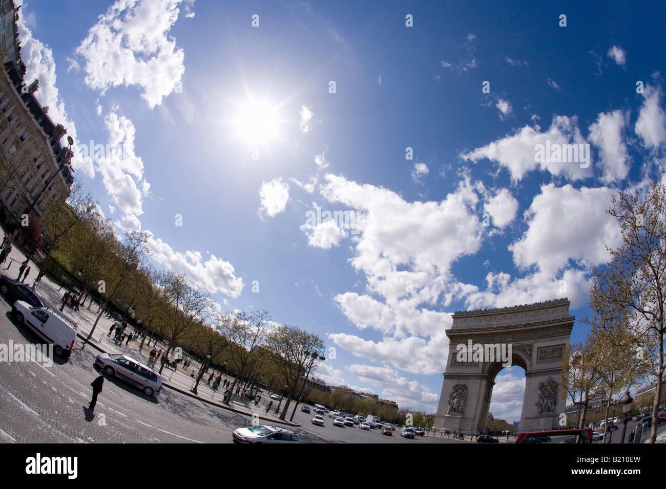 Arc de Triomphe sur une journée de printemps ensoleillée Place Charles de Gaulle Champs Elysee Etoile Paris France Europe UE Banque D'Images