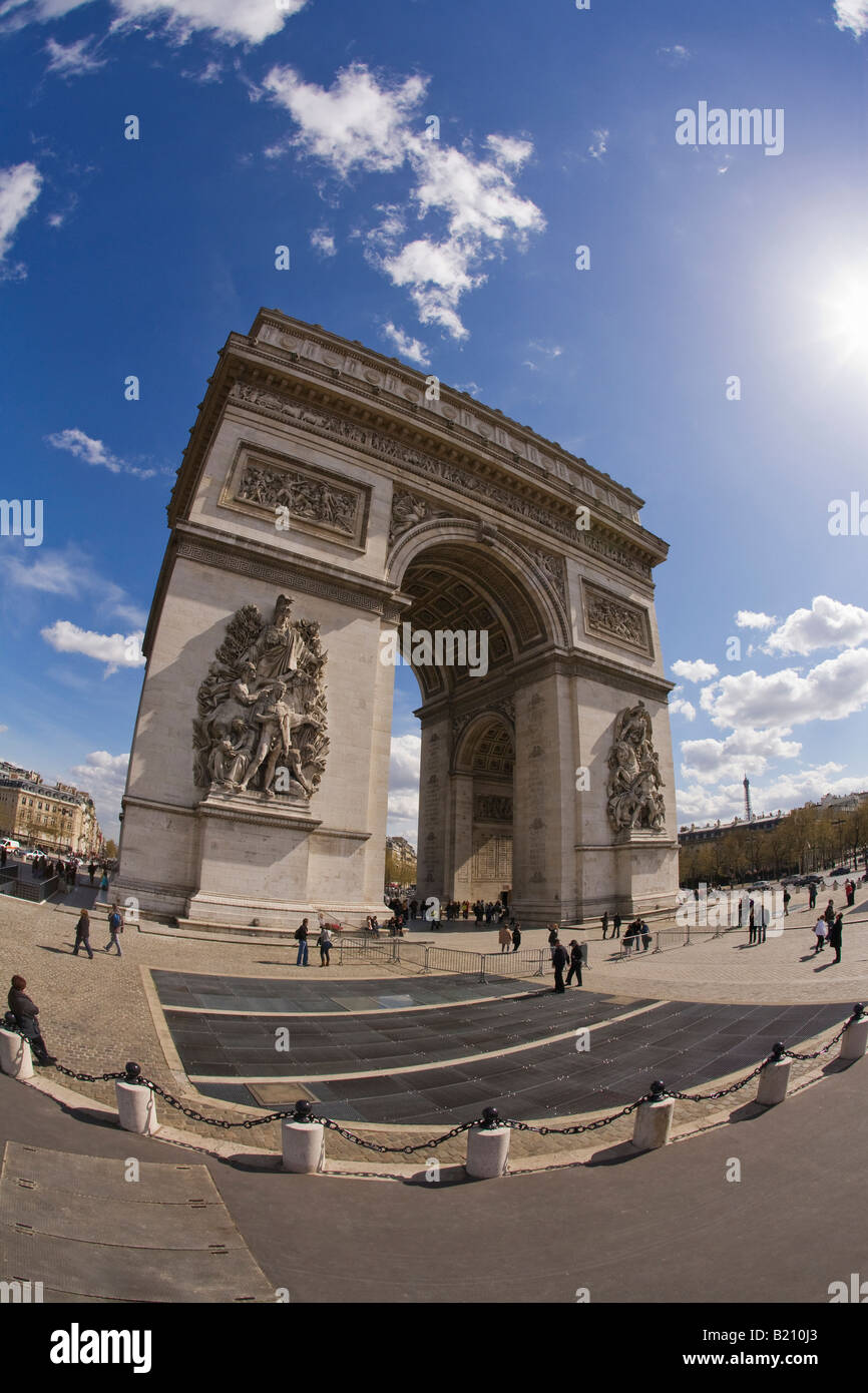 Arc de Triomphe au soleil du printemps journée Place Charles de Gaulle Champs Elysee Etoile Paris France Europe UE Banque D'Images