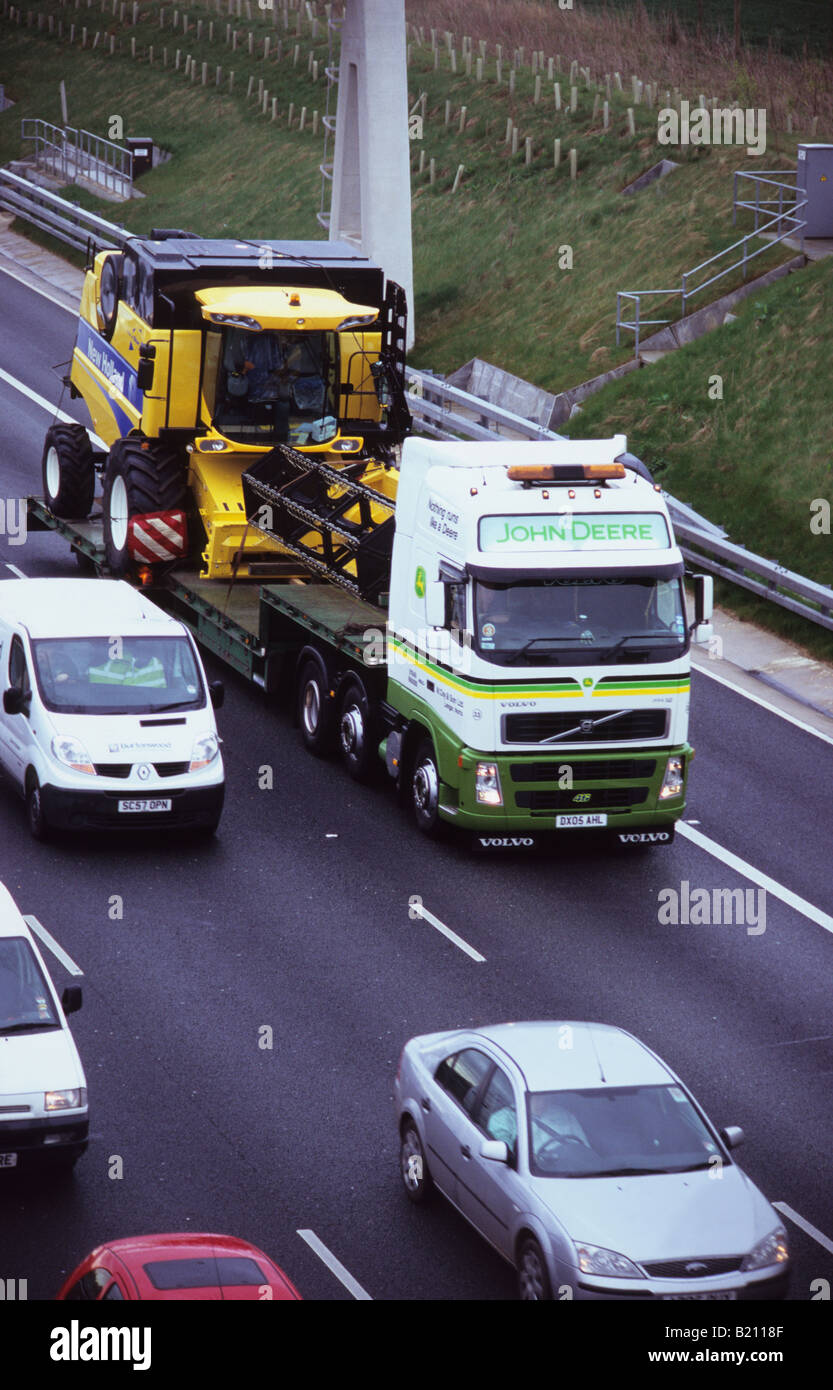 Camion chargeur faible du transport combine harvester sur l'A1 autoroute M1 Leeds Yorkshire UK Banque D'Images