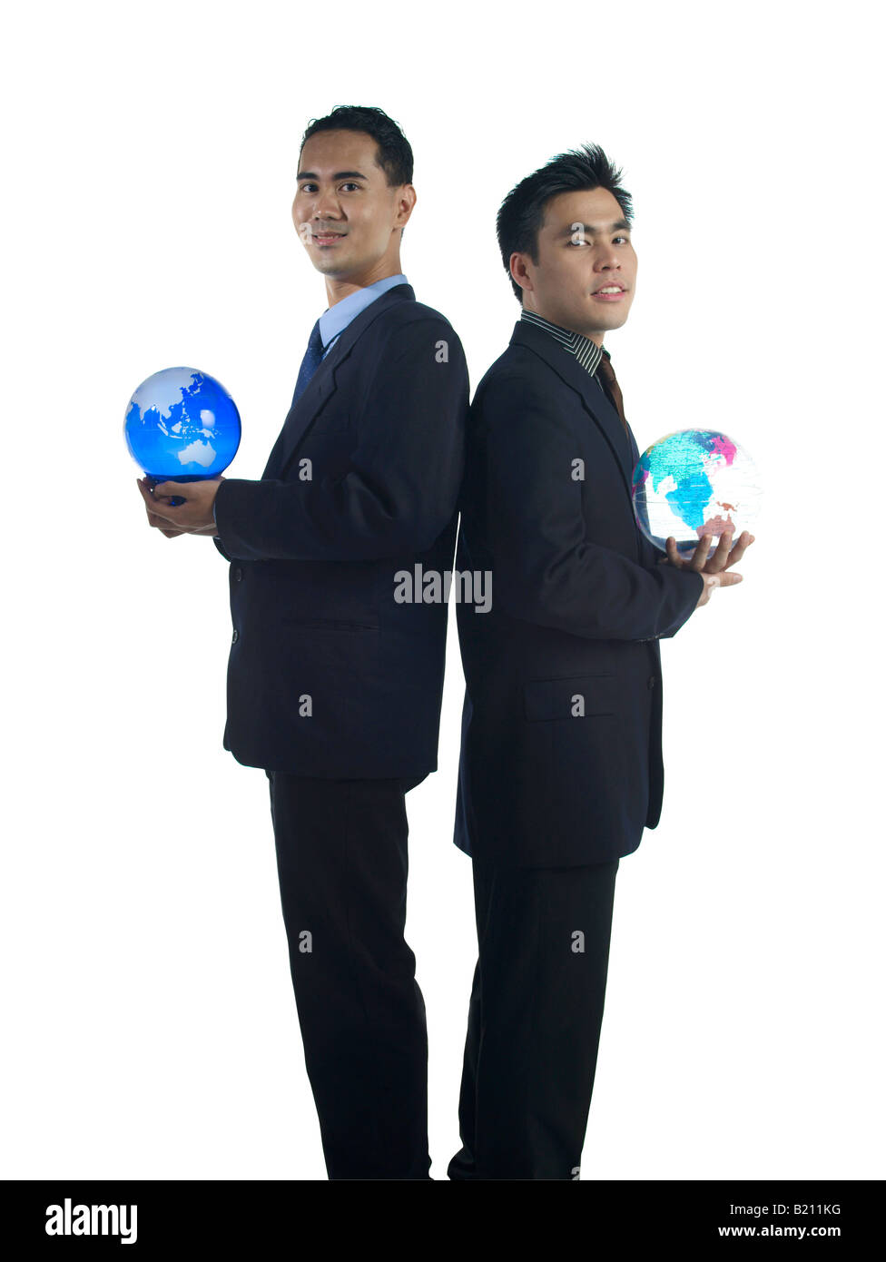 2 Business Man dos à dos chaque holding a globe Banque D'Images