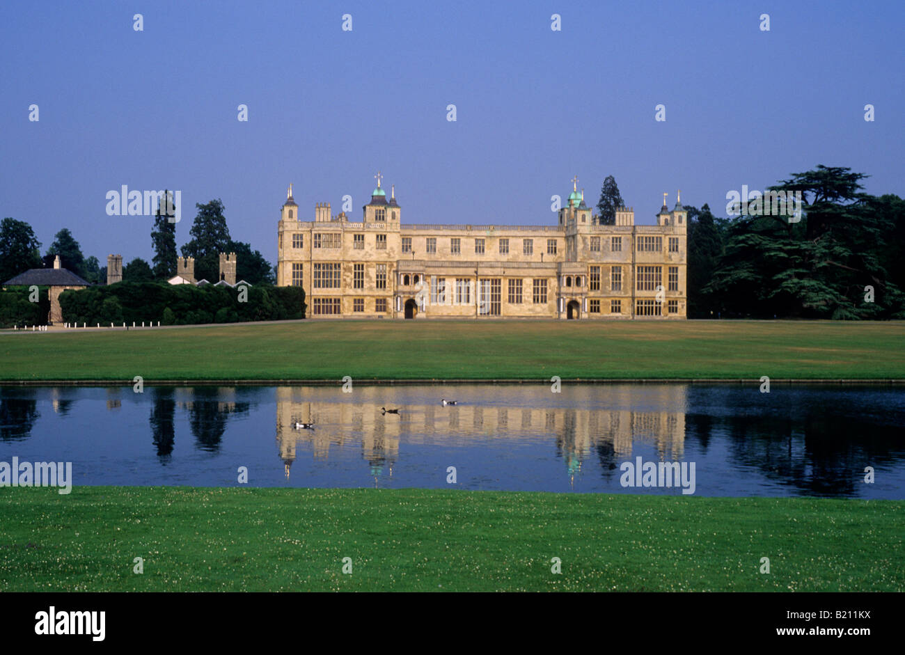 Audley End House Park et Lake East Anglia Essex England UK anglais du début du 17ème siècle l'architecture de style jacobéen stately home Banque D'Images