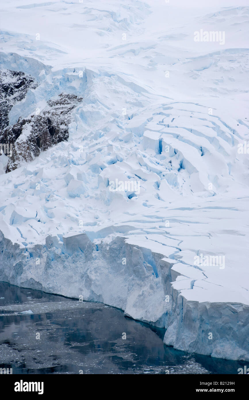 Vue panoramique étonnante vertical du grand bleu glacier ice breaking up et tomber dans l'océan dans Neko Harbour Antarctique Péninsule Antarctique Banque D'Images