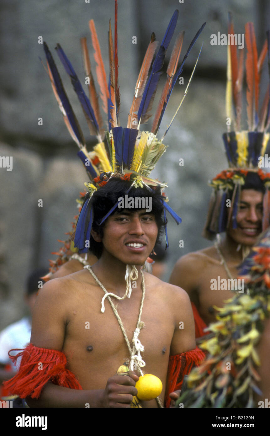 Coiffure de plumes usées sur Inti Raymi festival, Cusco Pérou Banque D'Images