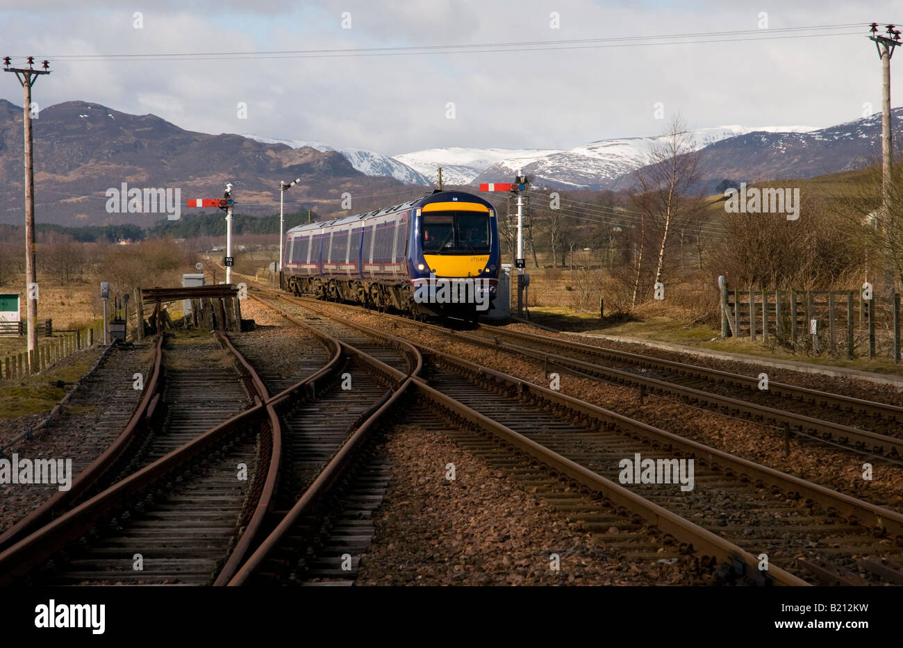 Class 170 diesel 170410 station highlands ecosse approche kingussie Banque D'Images