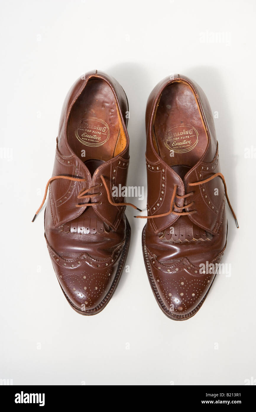 En cuir marron VIntage brogues golf shot sur un fond blanc. Banque D'Images