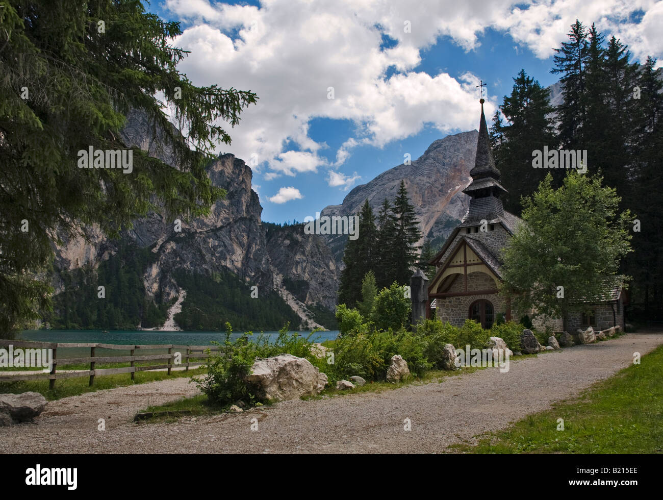 Le lac de Braies, le Croda de Becco et Eglise, Val di Foresta, Dolomites, Italie Banque D'Images