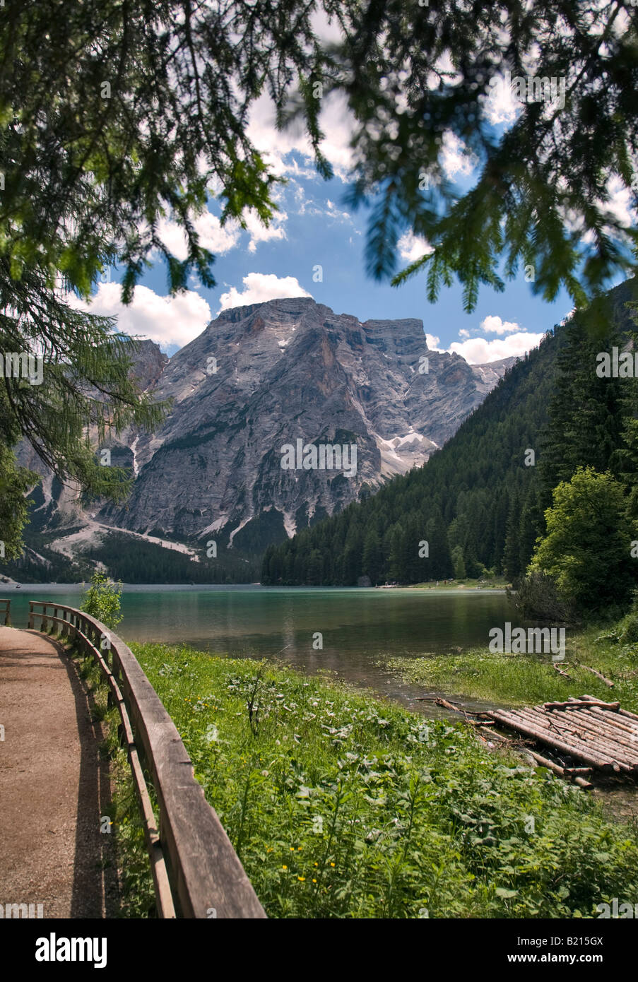 Braies Lake et la Croda de Becco, Val di Foresta, Dolomites, Italie Banque D'Images