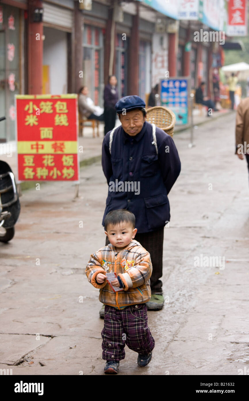 Grand-père avec son petit-fils à Baoding Chongqing Chine dispose d'une politique de planification familiale de l'enfant pour réduire la population Banque D'Images