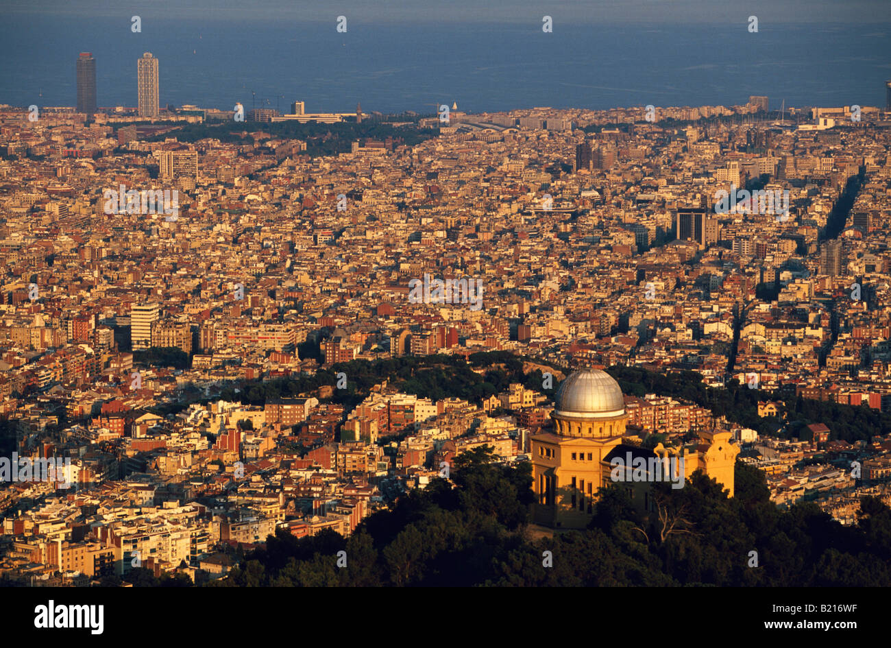 Vue panoramique sur Barcelone du Tibidabo dominant Observatoire Fabra Barcelona La Catalogne Espagne Banque D'Images