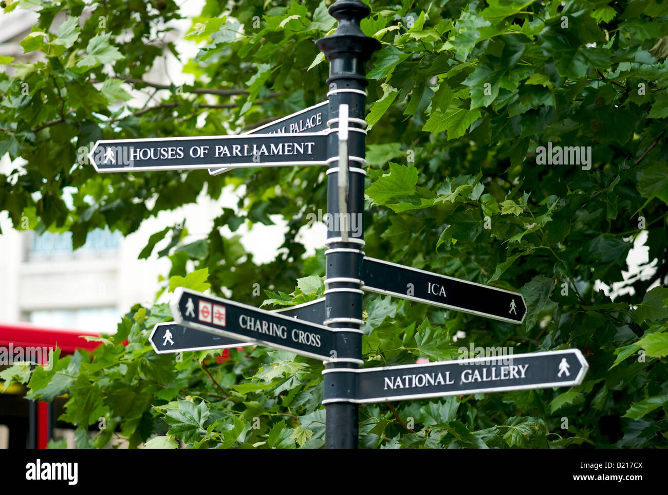 Direction à Trafalgar Square en pointant vers les chambres du Parlement et dans d'autres endroits de Londres UK Banque D'Images