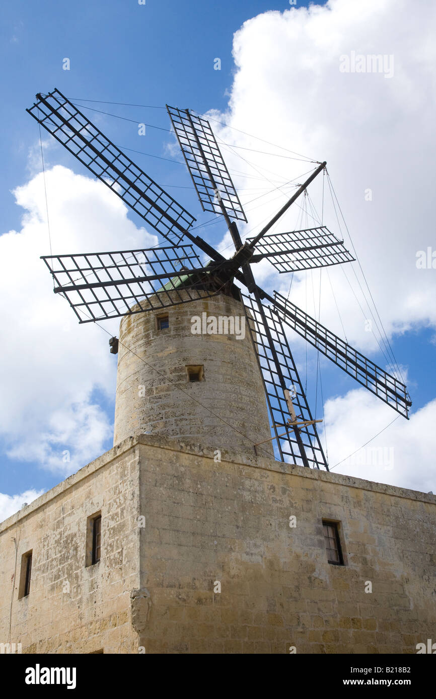Tax-Xarolla. Le moulin à vent Xarolla Żurrieq, est l'une des éoliennes construites par l'Ordre de Saint-Jean dans les villages et villes de Malte. Banque D'Images