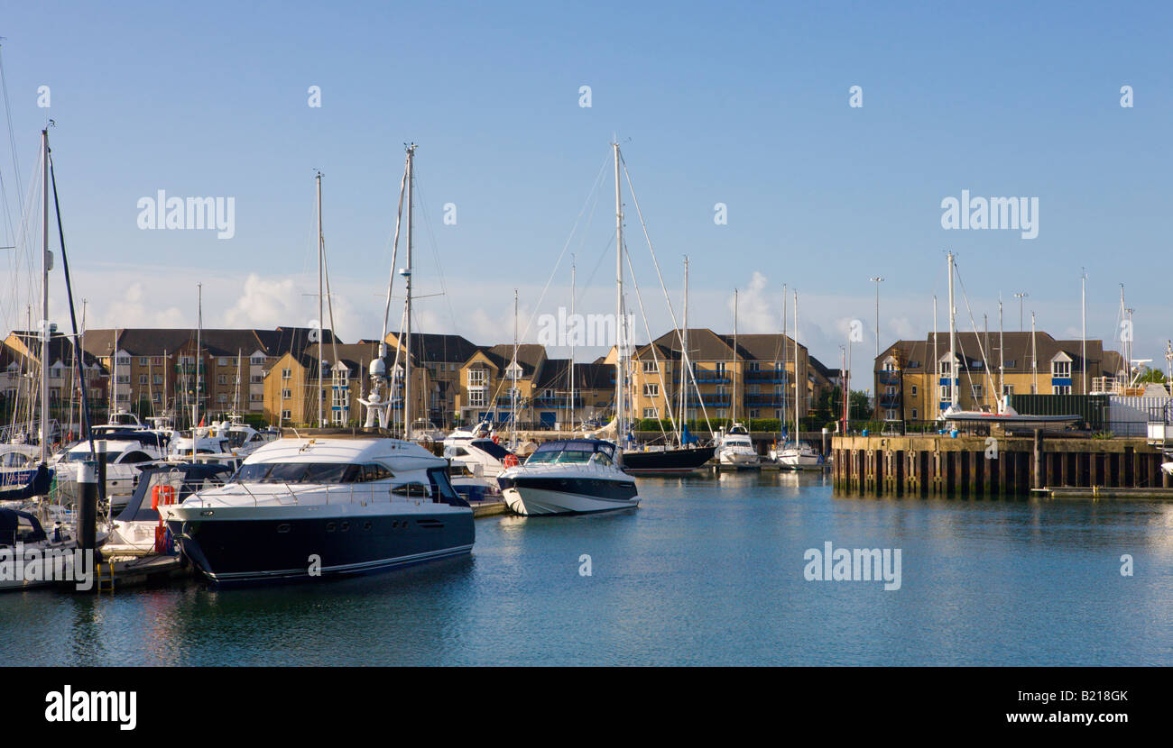 Yachts de luxe et vedette à moteur amarré à la Marina Ocean Village Southampton Hampshire Angleterre Banque D'Images