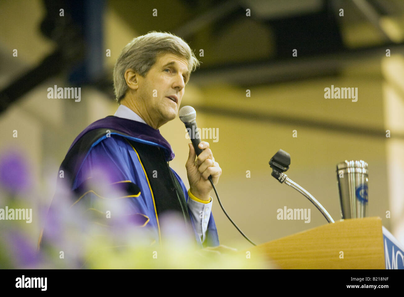 Le sénateur américain John Kerry s'exprimant à la messe le Collège d'arts libéraux à North Adams, MA 2008 et reçoit un doctorat honorifique Banque D'Images