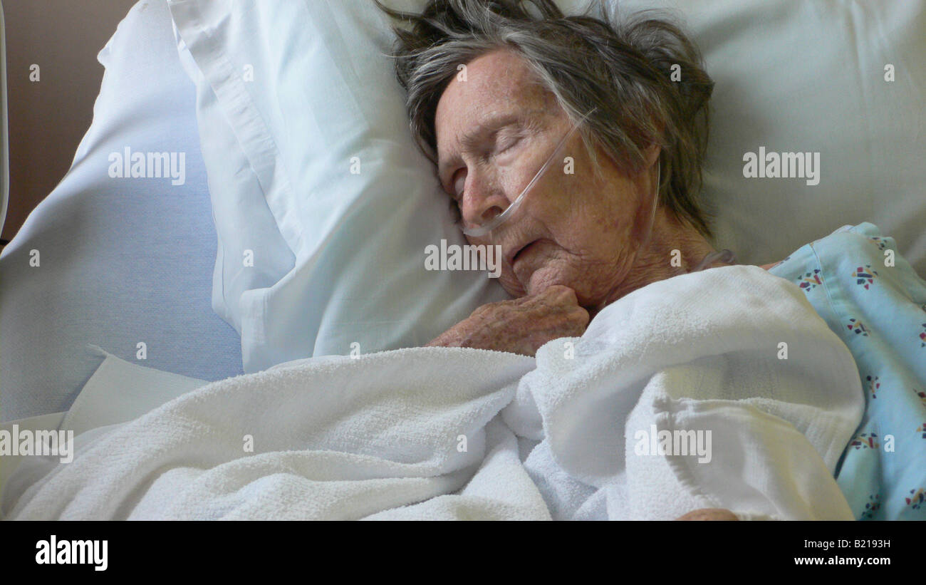 Femme de 80 ans avec l'oxygène Sonde nasale dans le nez in hospital ward Banque D'Images