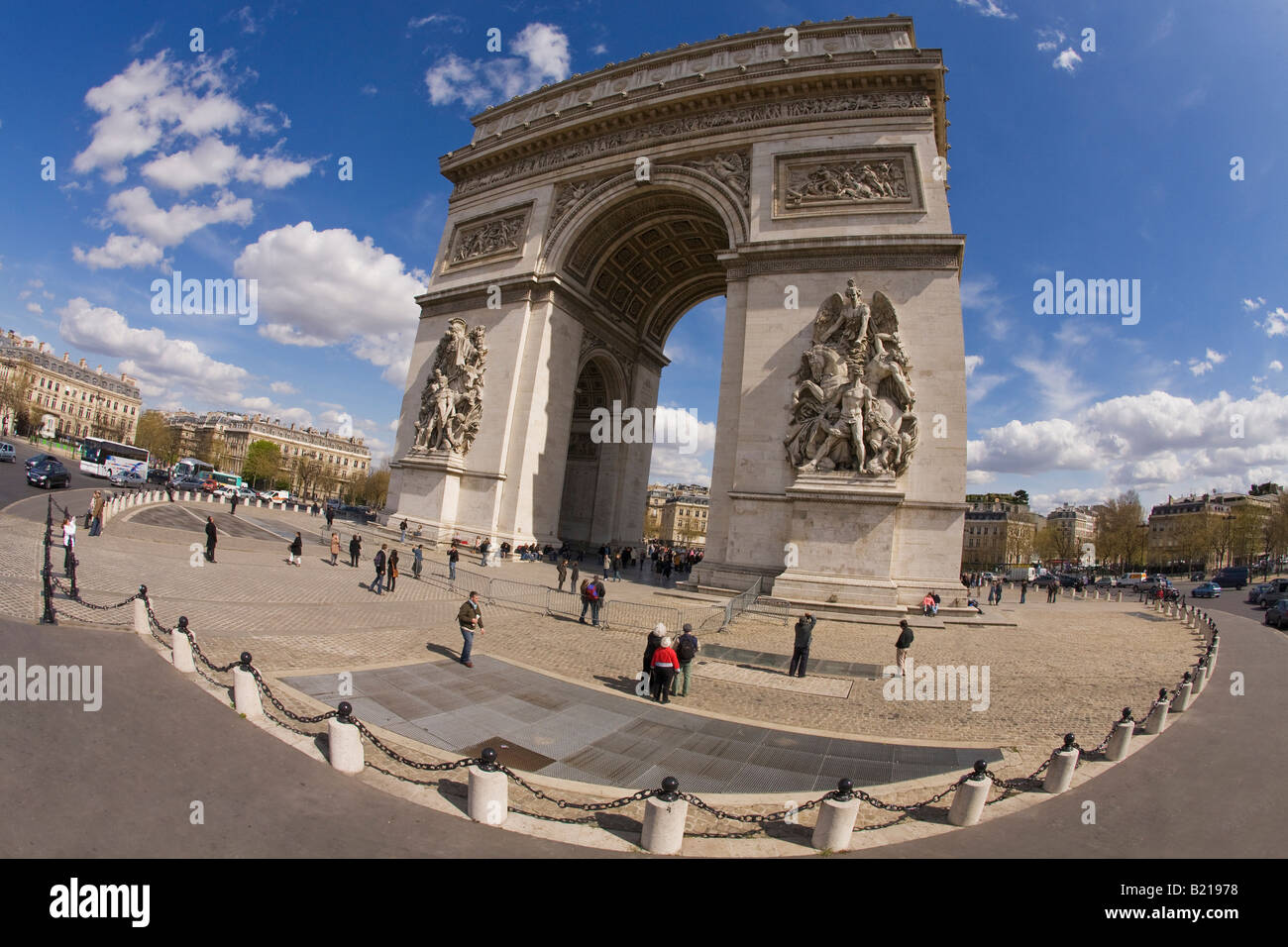 Arc de Triomphe au soleil du printemps journée Place Charles de Gaulle Champs Elysee Etoile Paris France Europe UE Banque D'Images