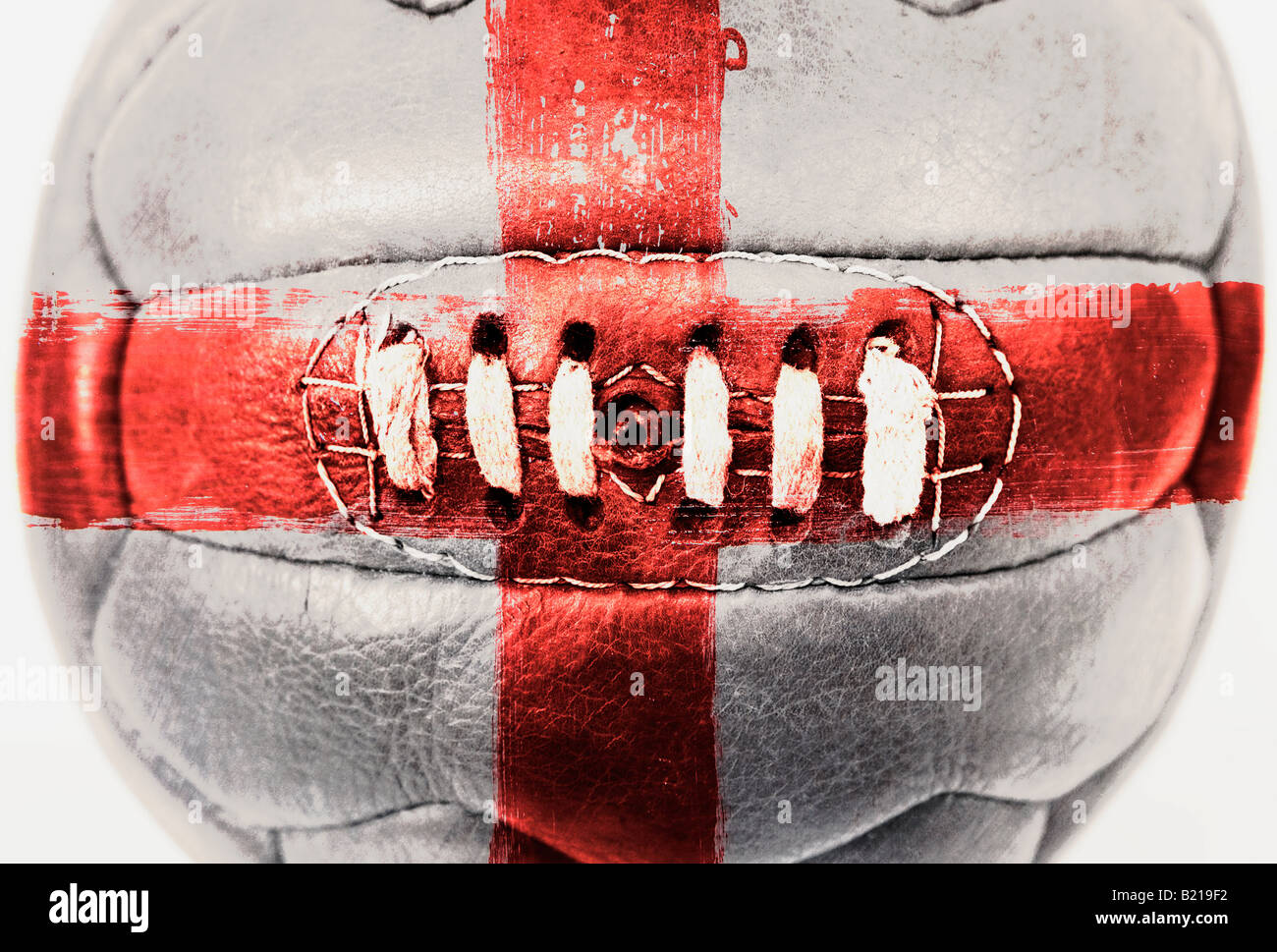 Football en cuir traditionnel peint avec le drapeau Anglais Banque D'Images