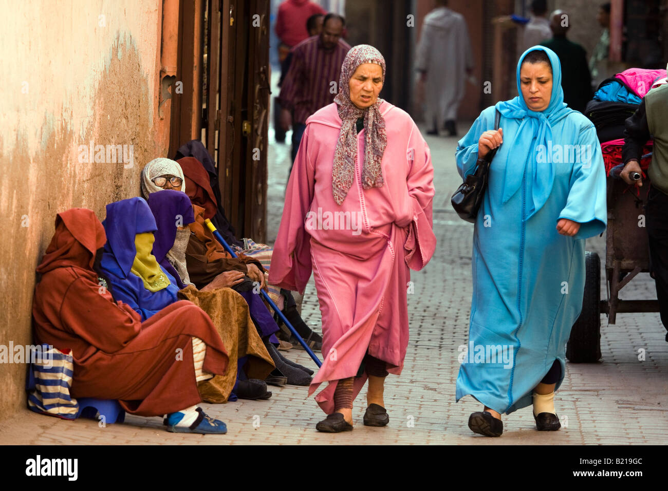Marrakech les femmes marocaines en costume traditionnel dans la vieille ville à pied Banque D'Images