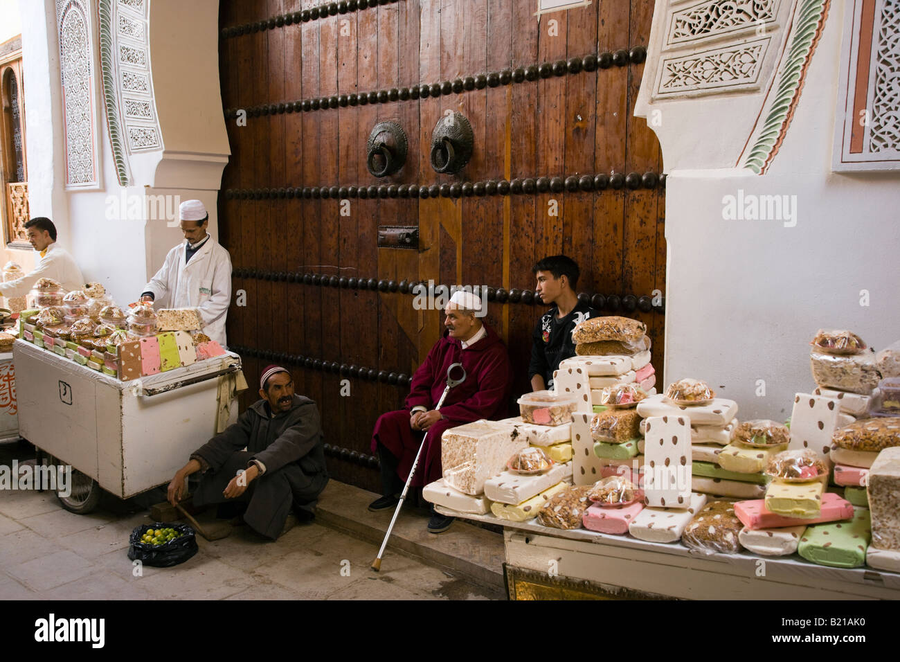 Fes vente les hommes à l'extérieur de la mosquée de Kairaouine sweets Banque D'Images