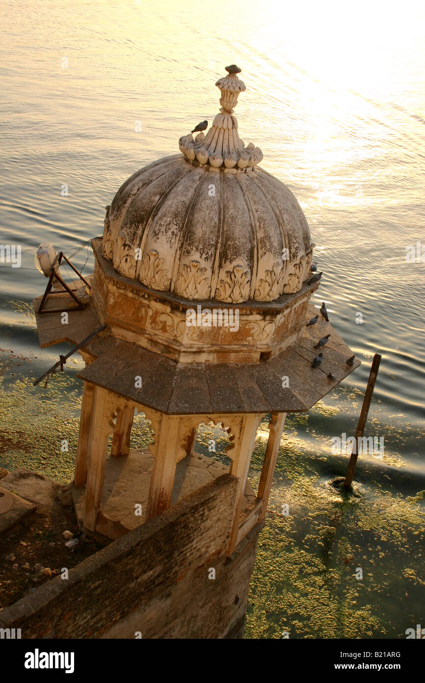 Magnifique Coucher de soleil sur le lac Pichola, Udaipur, Rajasthan, Inde Banque D'Images