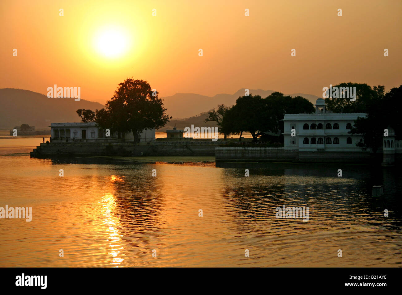 Magnifique Coucher de soleil sur le lac Pichola, Udaipur, Rajasthan, Inde Banque D'Images