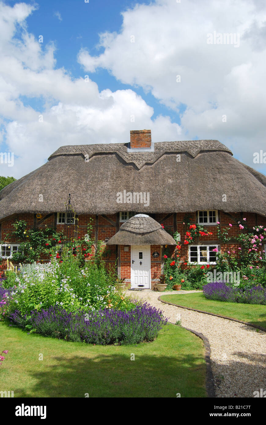 Jolie maison de campagne, de chaume, et le jardin, petite cuisine Stoke, Hampshire, Angleterre, Royaume-Uni Banque D'Images