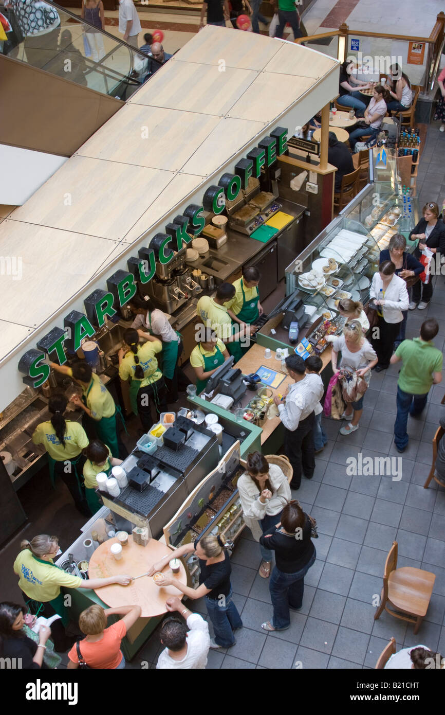 Café Starbucks - Brent Cross Shopping Centre - Nord de Londres Banque D'Images