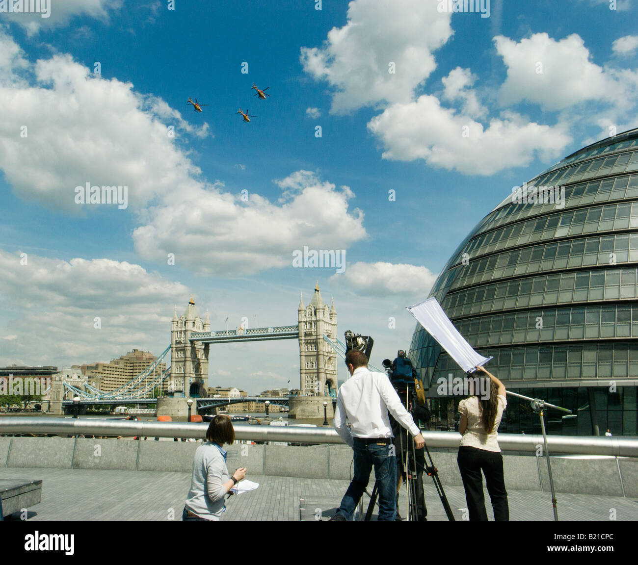 TV News team City Hall avec le Tower Bridge à l'arrière-plan Londres YK Banque D'Images