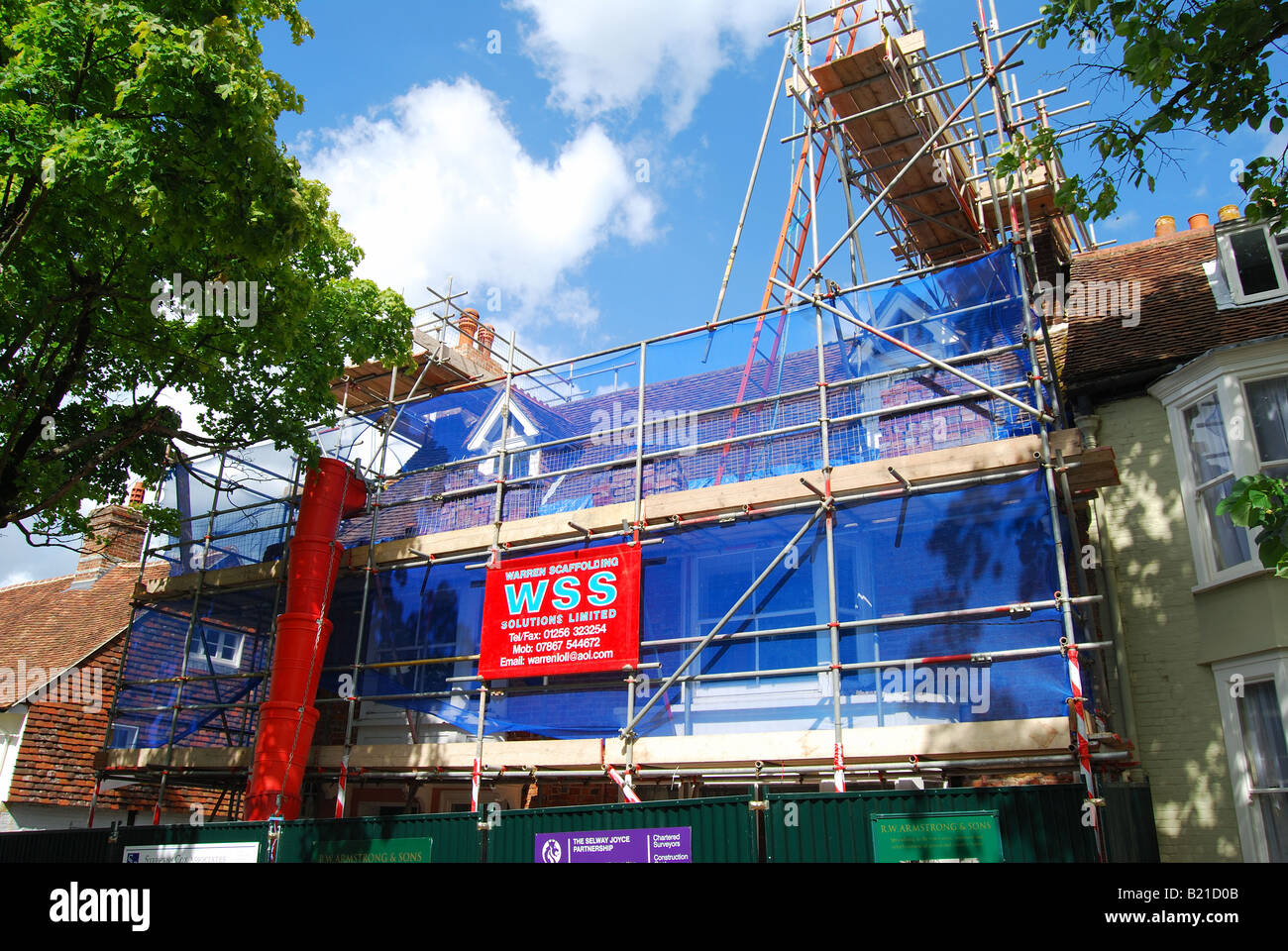 Les échafaudages sur toit de maison à cheminée Réparation, nouveau, Alresford Hampshire, Angleterre, Royaume-Uni Banque D'Images
