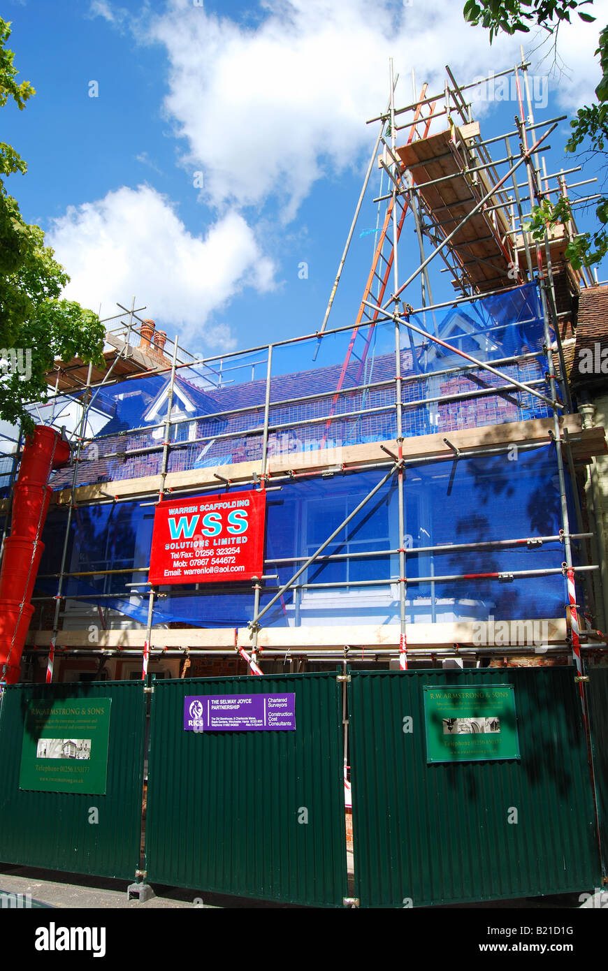Les échafaudages sur toit de maison à cheminée Réparation, nouveau, Alresford Hampshire, Angleterre, Royaume-Uni Banque D'Images
