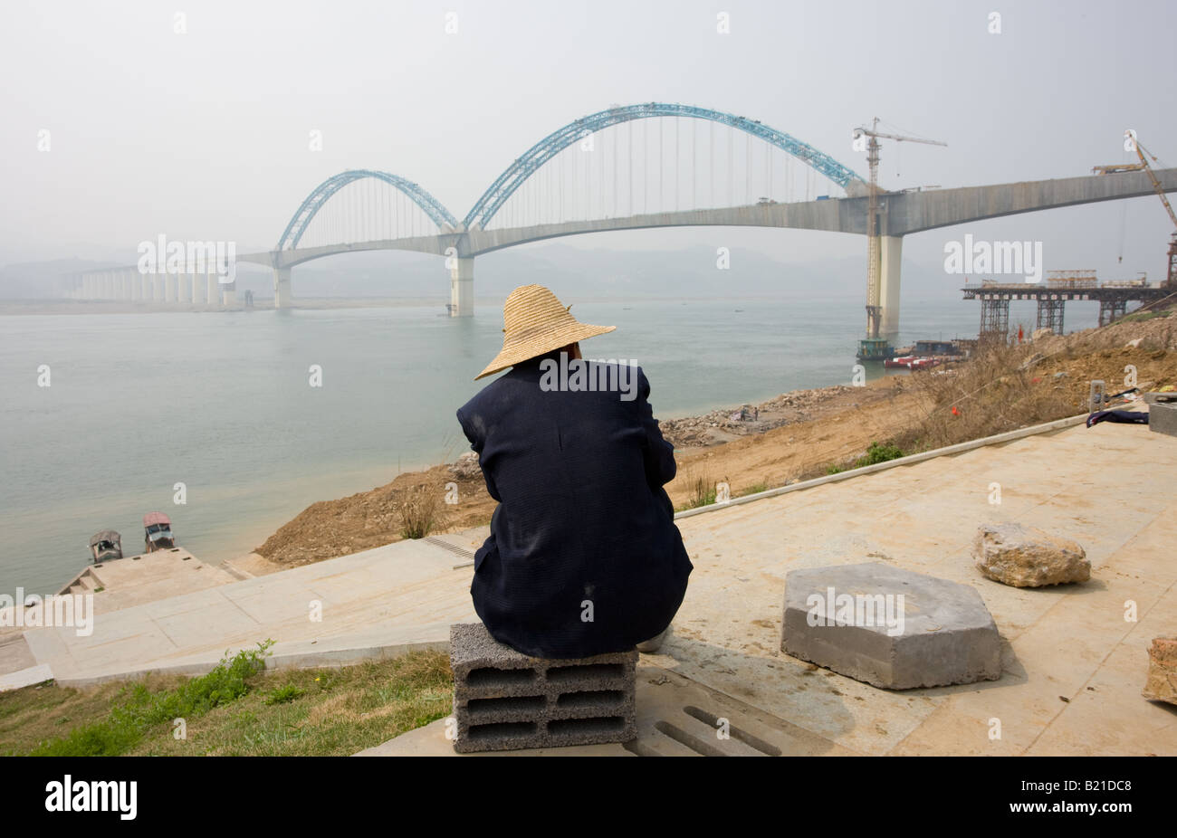 Montres homme construction d'un pont ferroviaire à Yichang, Chine Banque D'Images