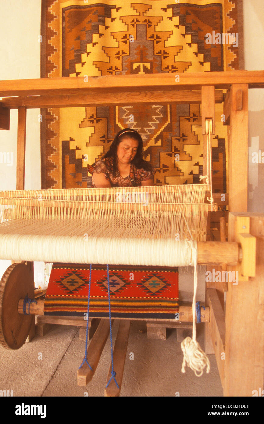 Femme tisse des tapis en laine sur un grand magasin de métier à tisser manuel Montano Sanchez Teotitlan Valle de Oaxaca au Mexique Banque D'Images