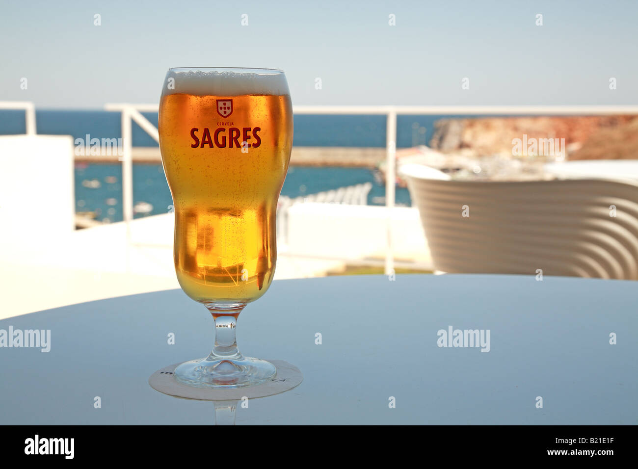 Un verre de bière Sagres sur une table à Sagres, Algarve, Portugal Photo  Stock - Alamy