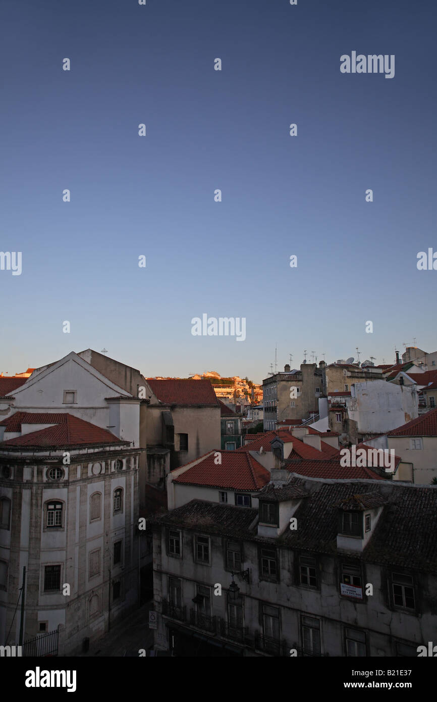 Toits de la vieille ville de Lisbonne, Portugal, au lever du soleil Banque D'Images