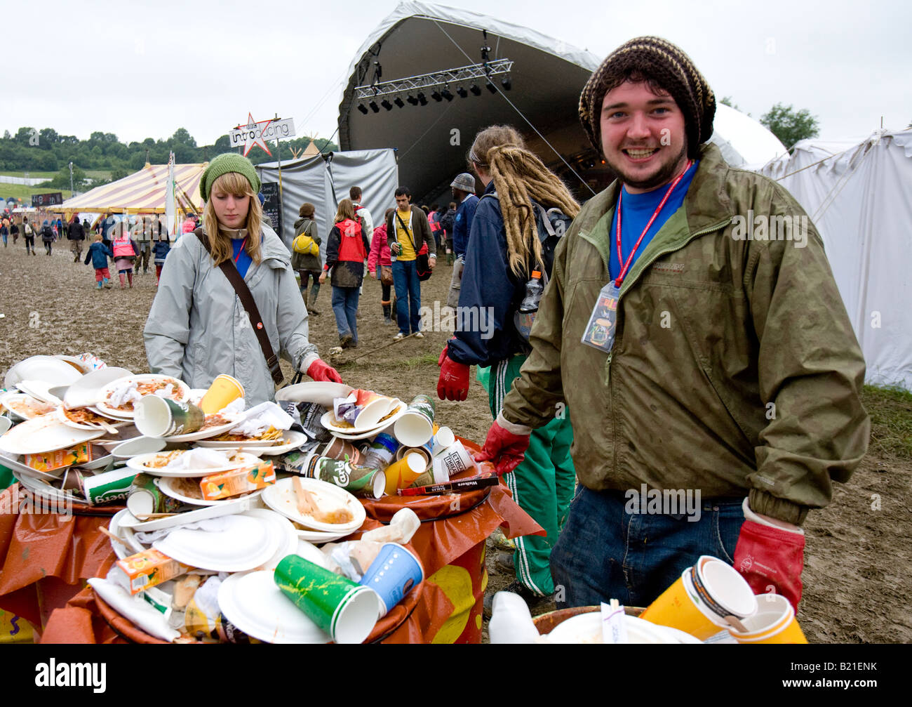 Homme debout par Poubelles Glastonbury Festival Pilton Somerest UK Europe Banque D'Images