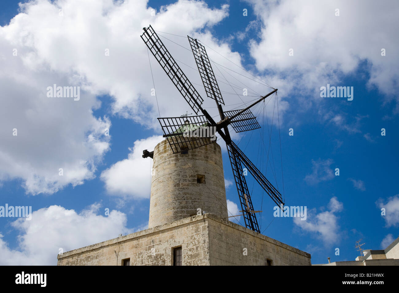 Tax-Xarolla. Le moulin à vent Xarolla Żurrieq, est l'une des éoliennes construites par l'Ordre de Saint-Jean dans les villages et villes de Malte. Banque D'Images