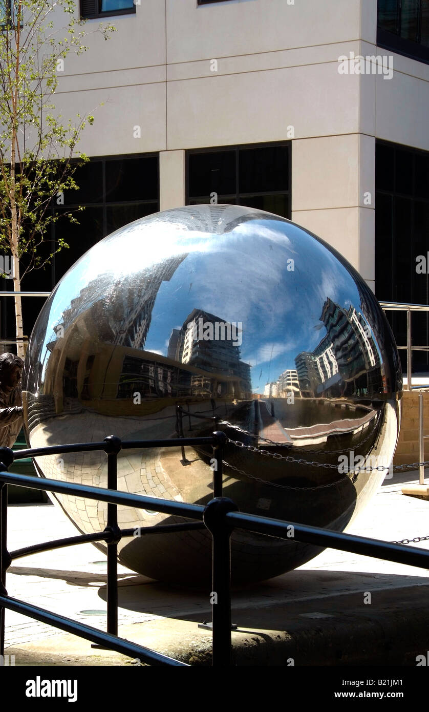 Une sphère miroir comme décoration sur le quai Clarence Dock Banque D'Images