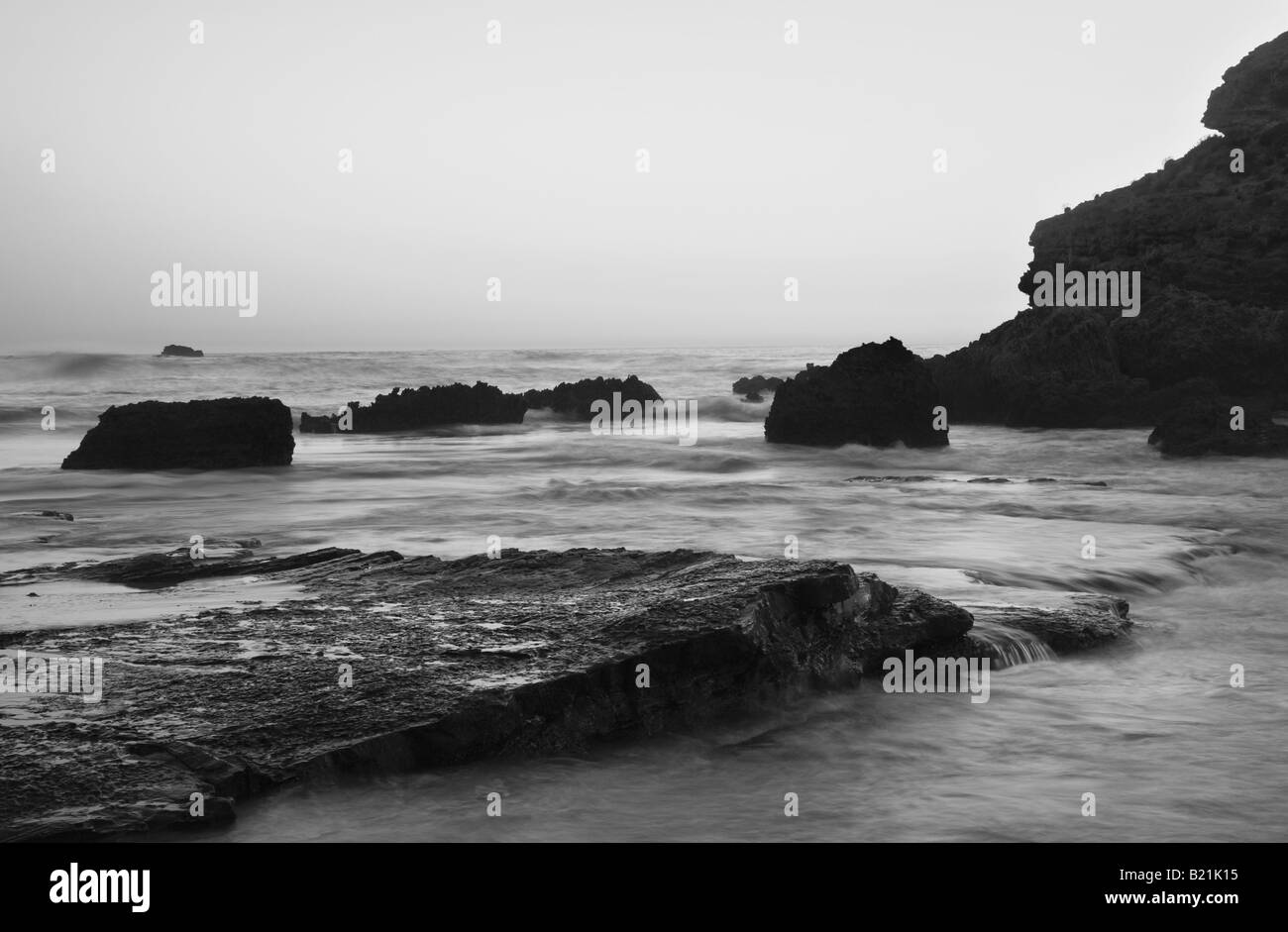 Praia do Castelejo au crépuscule, Sagres, Algarve, Portugal en noir et blanc Banque D'Images